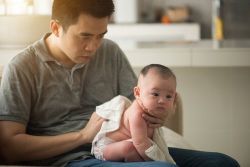 3 cách vỗ ợ hơi cho trẻ sơ sinh