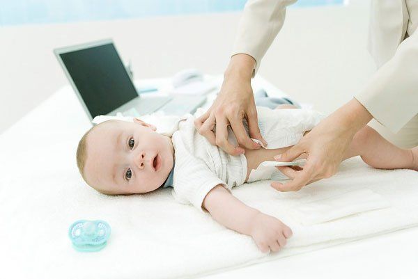 Cách thay tã vải cho trẻ sơ sinh