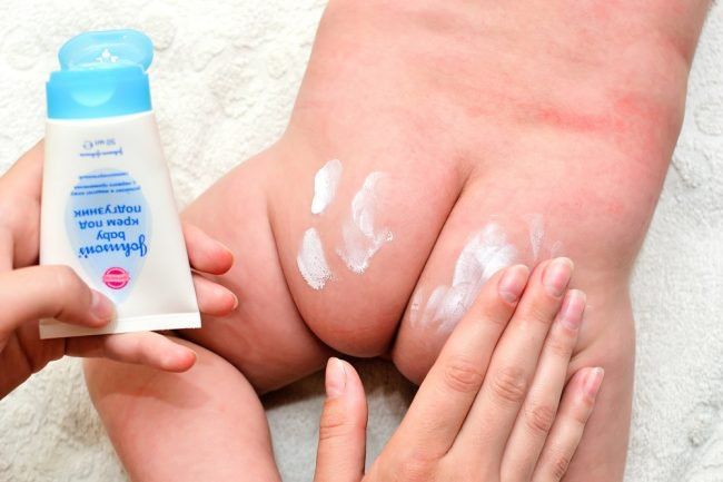 Cách thay tã vải cho trẻ sơ sinh
