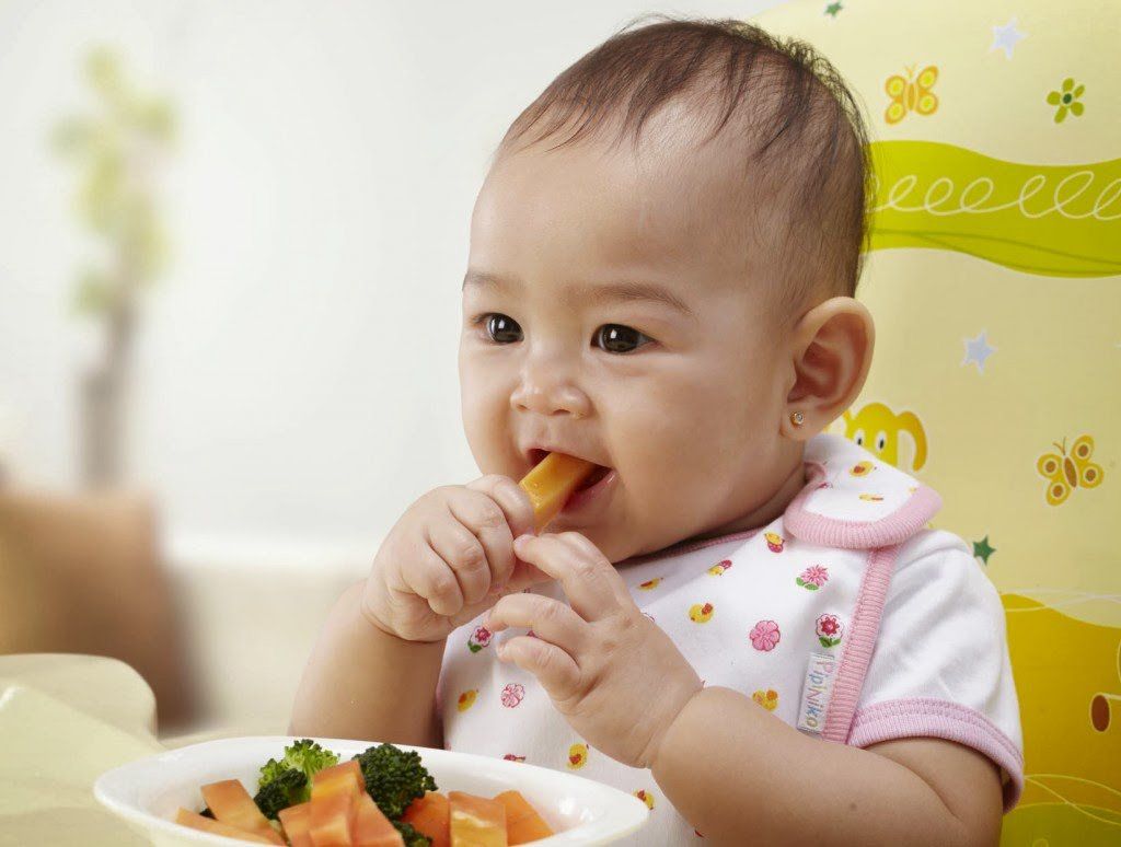 Trẻ 13 tháng tuổi: Phát triển thể chất, vận động, nhận thức và cảm xúc