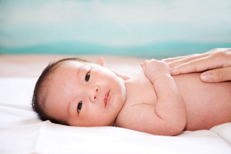 Cách thay tã dùng một lần cho bé