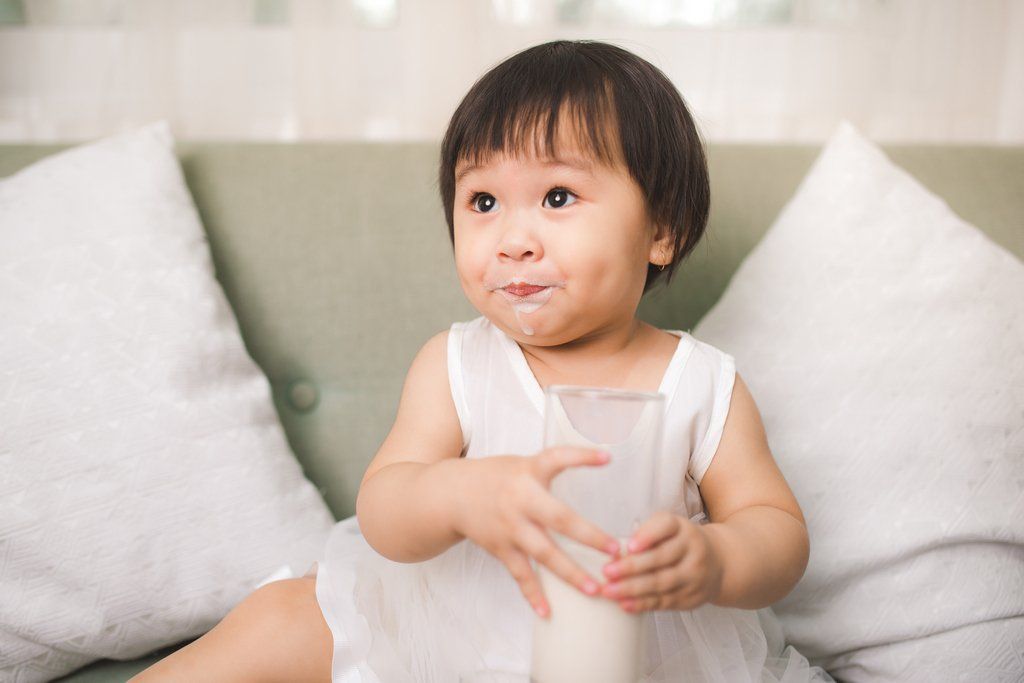 Trẻ 19 tháng tuổi: Phát triển thể chất, vận động, nhận thức và cảm xúc