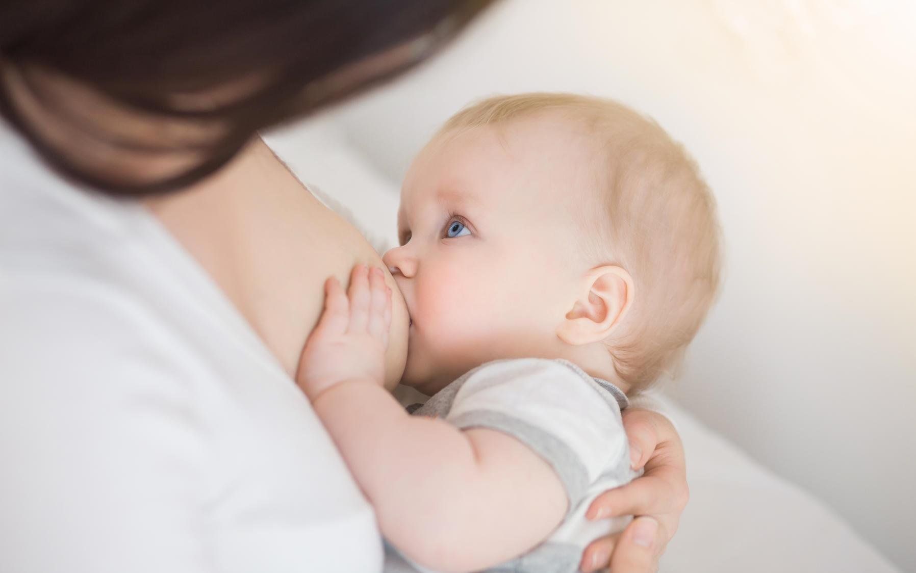 Trẻ 7 tháng tuổi: Chế độ dinh dưỡng và chăm sóc răng miệng