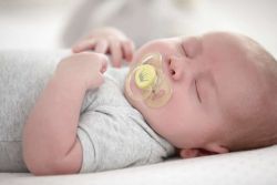 Khi nào em bé nên ngừng sử dụng núm vú giả?