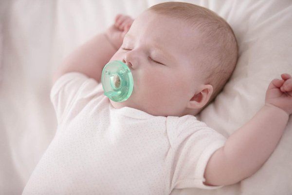 Trẻ 10 tháng tuổi: Chế độ dinh dưỡng và chăm sóc răng miệng