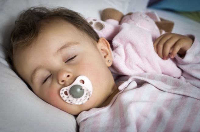 Khi nào em bé nên ngừng sử dụng núm vú giả?