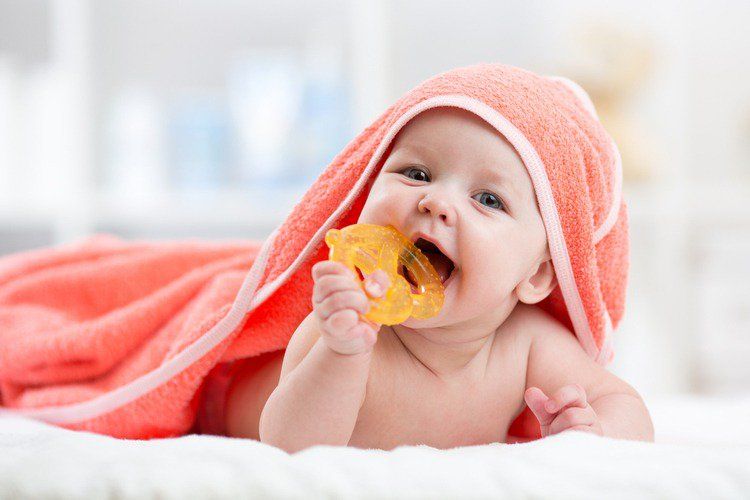 Các dấu hiệu và triệu chứng mọc răng ở trẻ