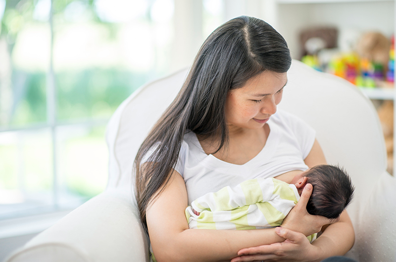 Dấu hiệu con bạn đang đói hoặc đã ăn no