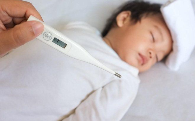 Phân biệt sốt mọc răng với sốt do viêm họng ở trẻ