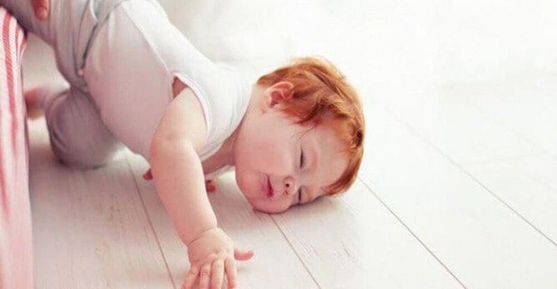 Vì sao trẻ hay tự đập đầu vào tường?