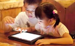 Sử dụng thiết bị điện tử quá nhiều có thể gây hại cho não bộ của trẻ?