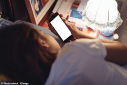 Sử dụng thiết bị điện tử trước khi đi ngủ ảnh hưởng tới chất lượng giấc ngủ của trẻ