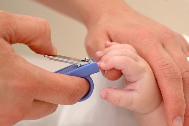 Vì sao trẻ 'nghiện' cắn móng tay?