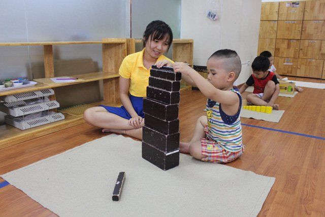 Mẹo cho bé gái tập ngồi bô