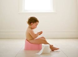 Mẹo cho bé trai tập ngồi bô