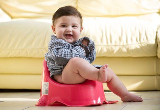 Mẹo cho bé gái tập ngồi bô