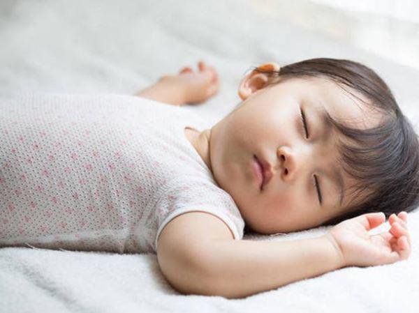Dấu hiệu con bạn đang đói hoặc đã ăn no