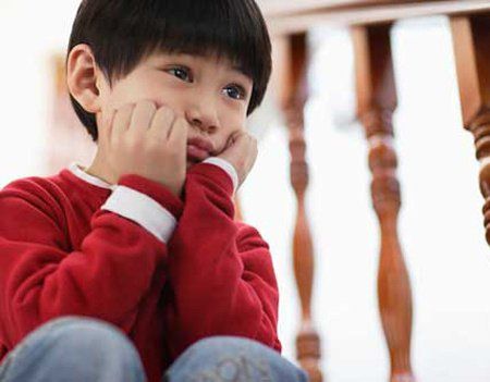 Cách giúp trẻ đối phó với cảm xúc tiêu cực khi tè dầm