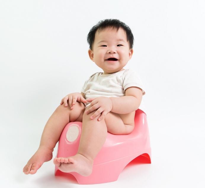 Mẹo cho bé trai tập ngồi bô