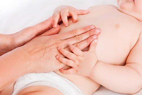 Hướng dẫn massage cho em bé của bạn