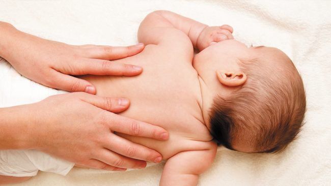 Hướng dẫn massage cho em bé của bạn