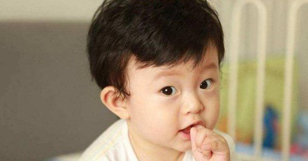 Ngậm, mút ngón tay gây hại gì cho trẻ?