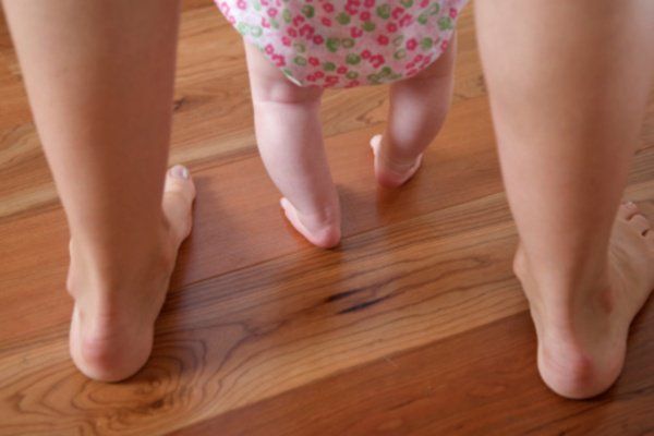 Làm cách nào để biết trẻ có bị chân vòng kiềng hay không?