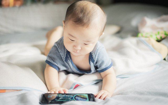 Sử dụng thiết bị công nghệ quá nhiều có thể làm chậm sự phát triển của trẻ?
