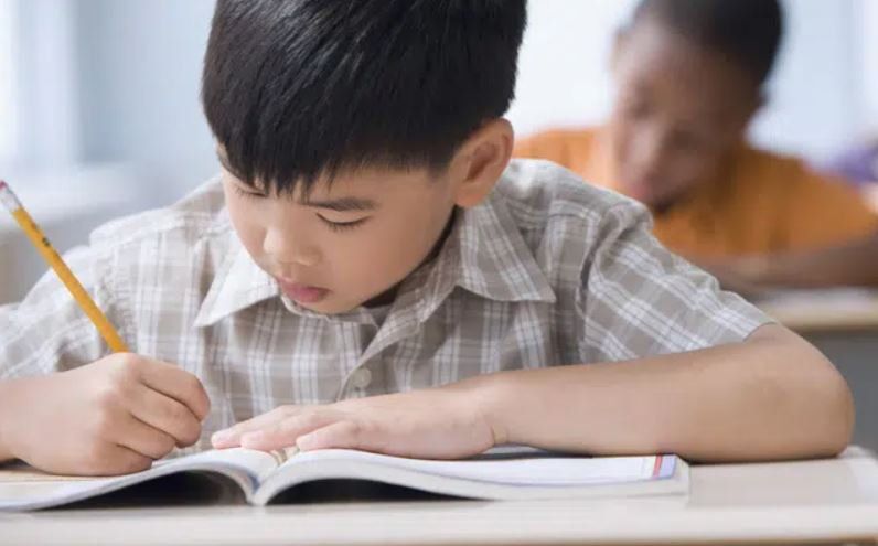 Làm sao để khơi dậy niềm yêu thích của trẻ với việc viết lách?