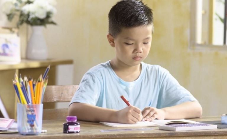 Làm sao để khơi dậy niềm yêu thích của trẻ với việc viết lách?