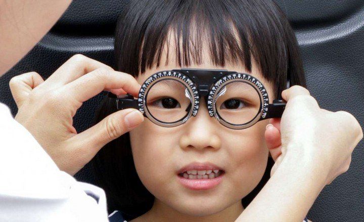 Độ tuổi thích hợp để trẻ em có thể đeo kính áp tròng
