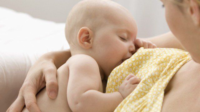 Điều gì ảnh hưởng đến mùi và vị sữa mẹ?