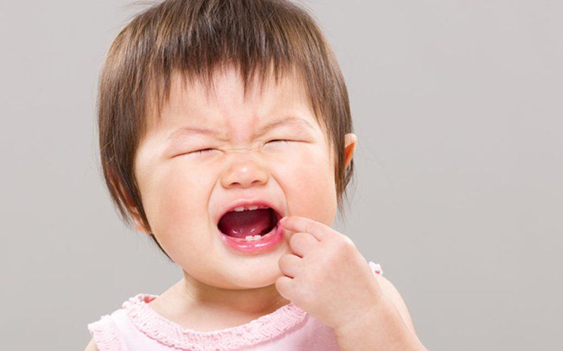 Làm dịu cơn đau cho trẻ khi mọc răng