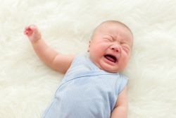 Đau bụng ở trẻ sơ sinh: Nó là gì, kéo dài bao lâu và bạn có thể làm gì?