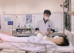 Máy dập công nghiệp bị lỗi, nam thanh niên phải cắt cụt 4 ngón tay - bệnh viện Việt Đức
