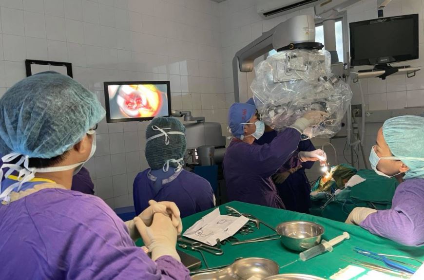 Một phụ nữ bị mảnh gỗ dài 12cm đâm xuyên mắt, sọ não - bệnh viện Việt Đức