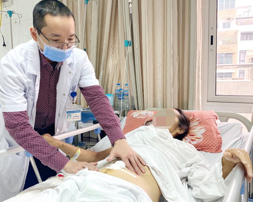 Người phụ nữ mang khối u 10kg chủ quan không đi khám sớm vì tưởng bụng béo lên - bệnh viện Việt Đức