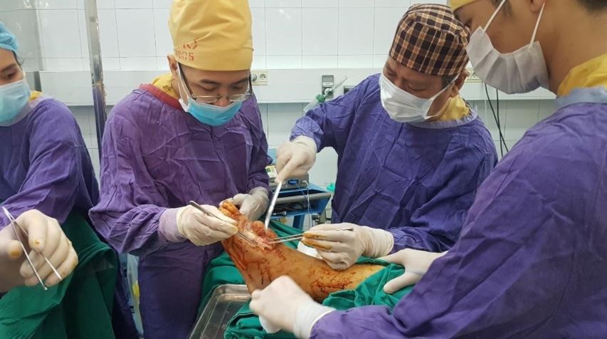 Nhiễm trùng, hoại tử da nặng vì tự ý dùng thuốc nam trị bệnh - bệnh viện Việt Đức