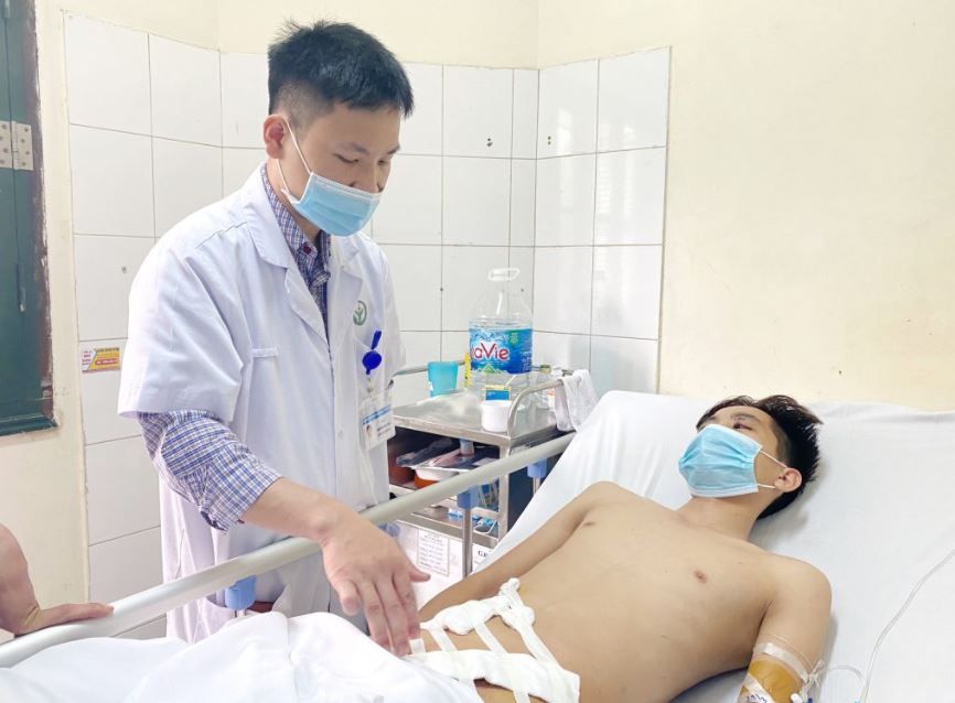 Tai nạn xe máy khiến 1 nam thanh niên đứt rời bó mạch thừng tinh và ống dẫn tinh - bệnh viện Việt Đức