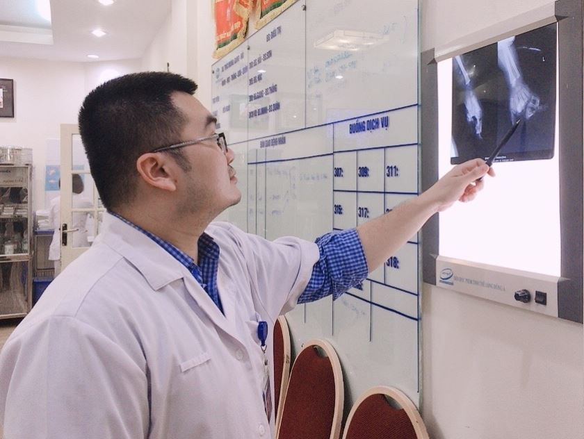 Vô tình cho tay vào máy xay hoa quả, bé gái 2 tuổi bị nát bàn tay - bệnh viện Việt Đức