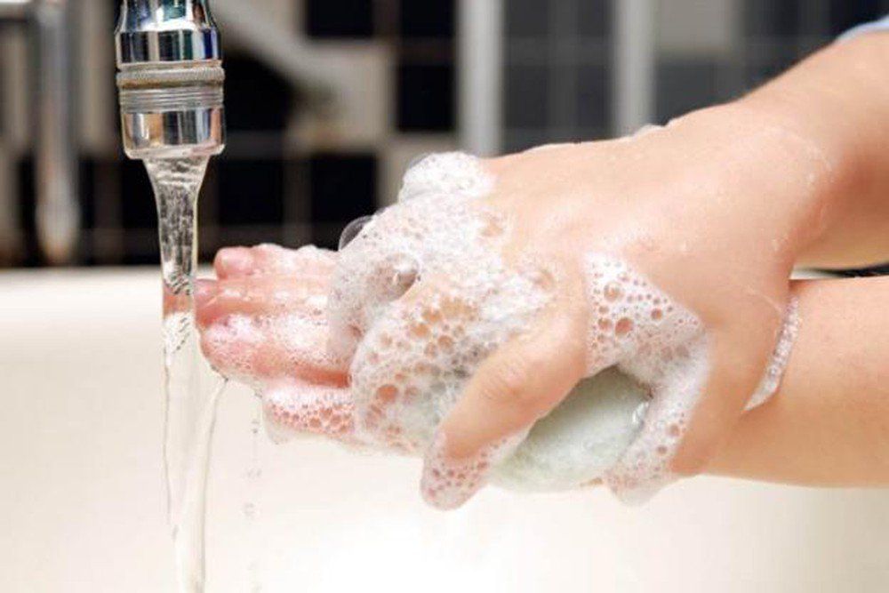 Kích ứng da, nổi mụn do đeo khẩu trang lâu: Phải làm thế nào?