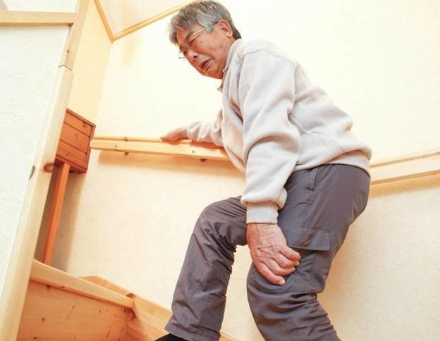 Làm gì khi bị gãy xương chân?