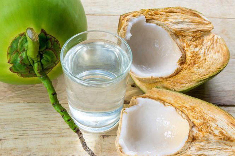 Bị tiêu chảy có nên uống nước dừa?