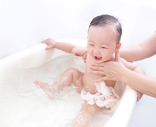 Có nên dùng kem dưỡng ẩm cho trẻ sơ sinh?