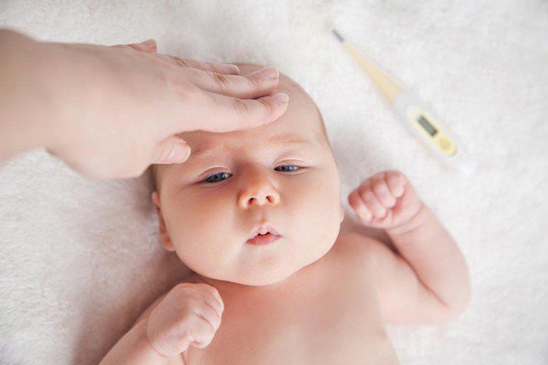 Dấu hiệu và cách chăm sóc trẻ sơ sinh bị viêm đường hô hấp trên