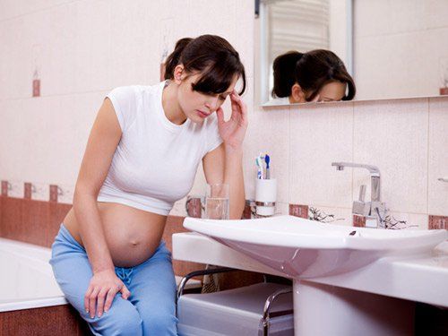 Đau đầu kéo dài khi mang thai: Những điều cần biết