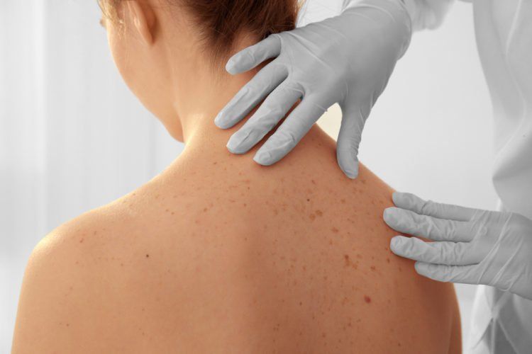 Tại sao nước tiểu của bạn màu nâu?