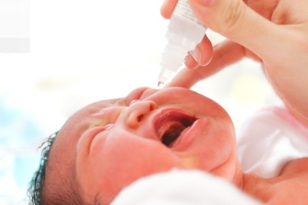 Thuốc nhỏ mắt kháng sinh cho bệnh viêm kết mạc ở trẻ sơ sinh