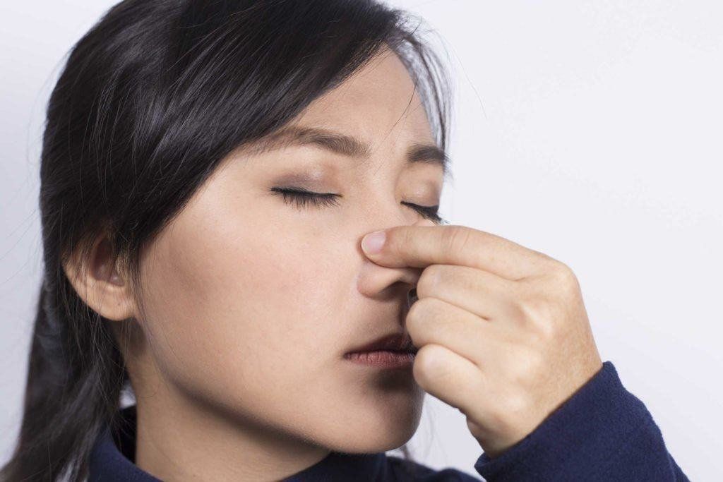 Bị viêm mũi dị ứng hắt xì ra máu nguyên nhân do đâu?