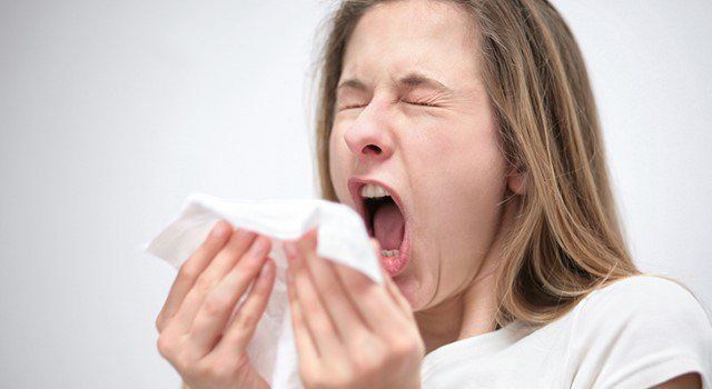 Bị viêm mũi dị ứng hắt xì ra máu nguyên nhân do đâu?